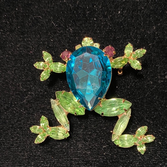 Vintage Jewelry - Colorful vintage Frog Brooch with Blue and Green crystals